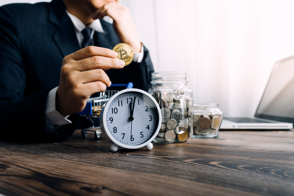 Placer son argent en 2025 : faut-il choisir l’épargne ou l’investissement ?