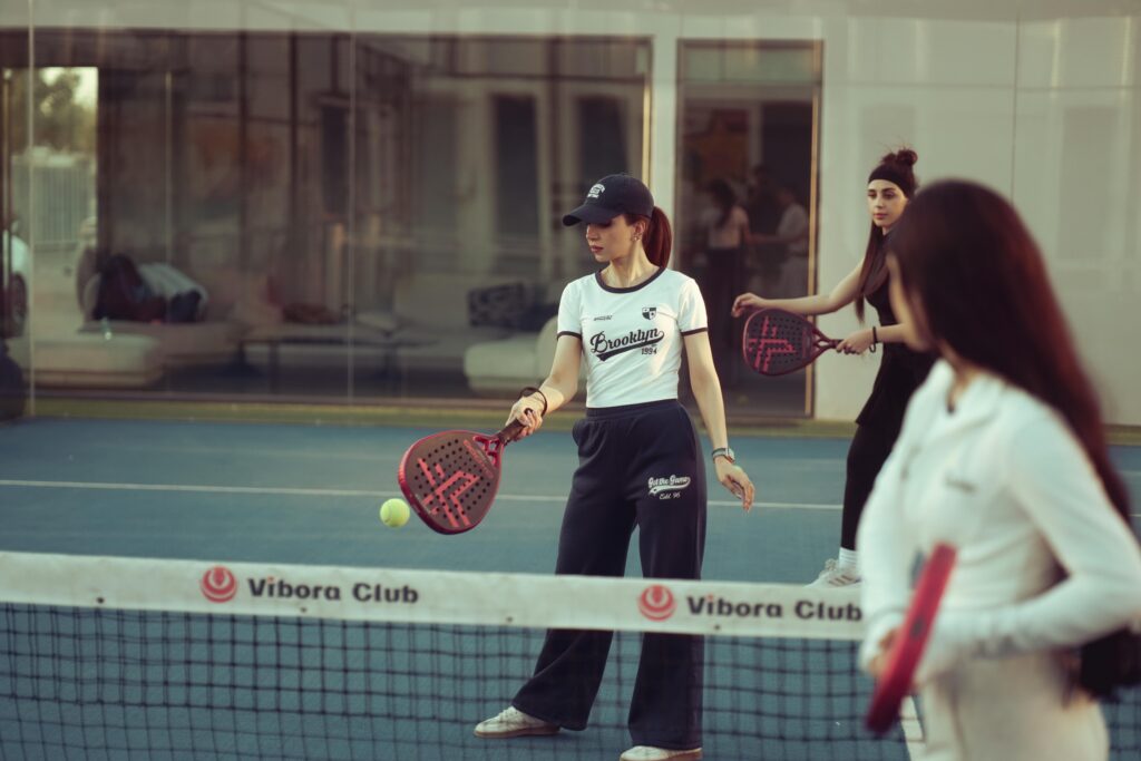 Padel ou tennis : quel sport choisir ?