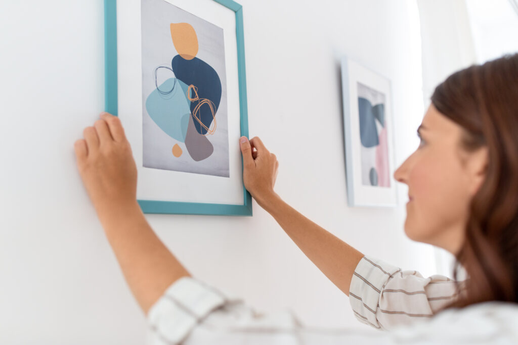 Comment accrocher un tableau sans percer le mur ?