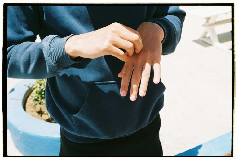 Main droite qui gratte : qu’est-ce que ça signifie ?