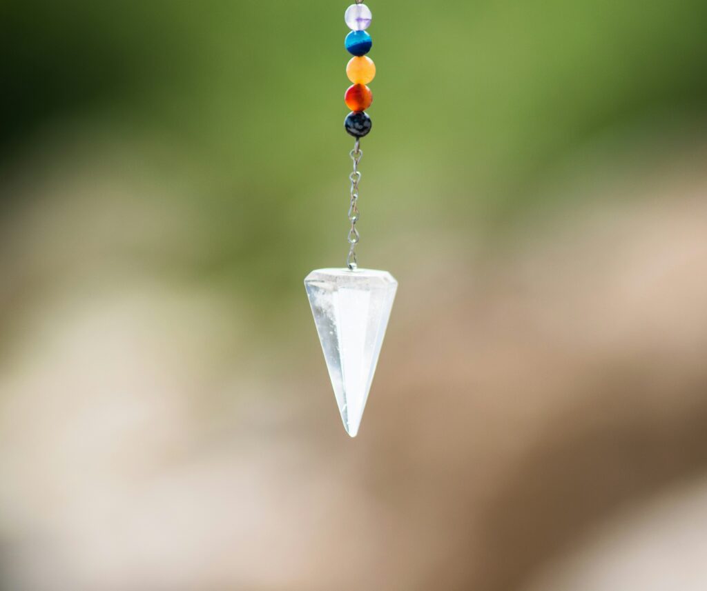 Divination gratuite par le pendule : comment bien débuter et pratiquer ?