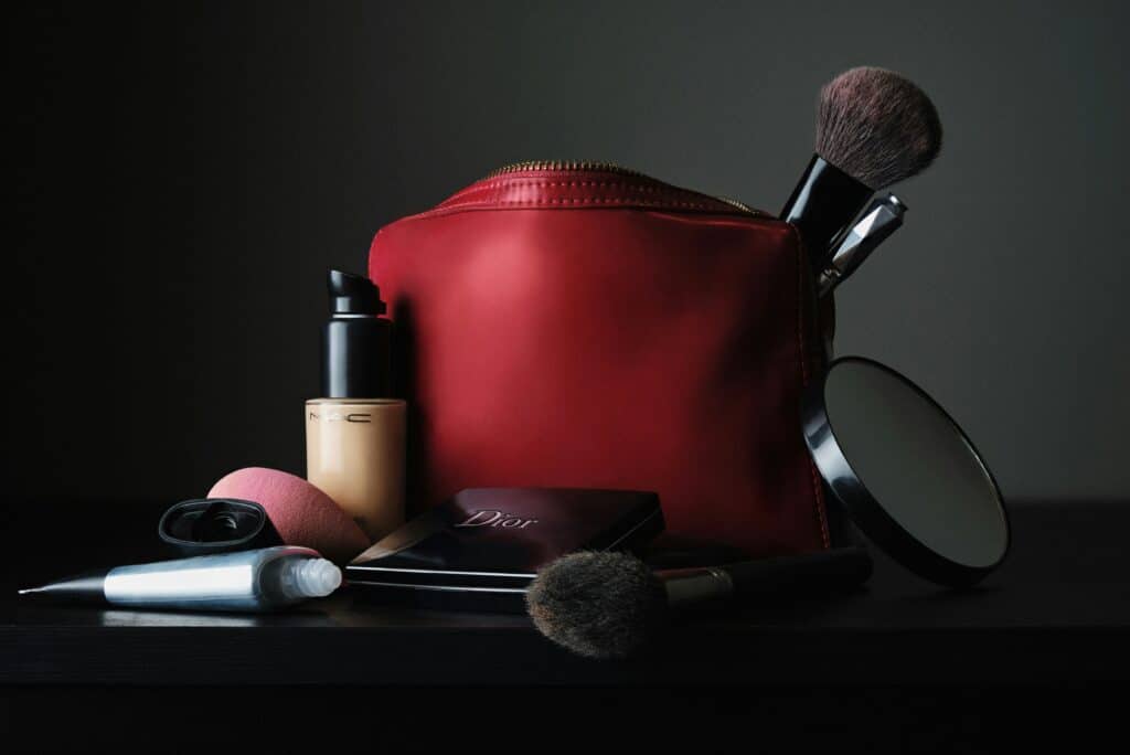 Trousse de maquillage : comment bien la choisir et l’organiser ?
